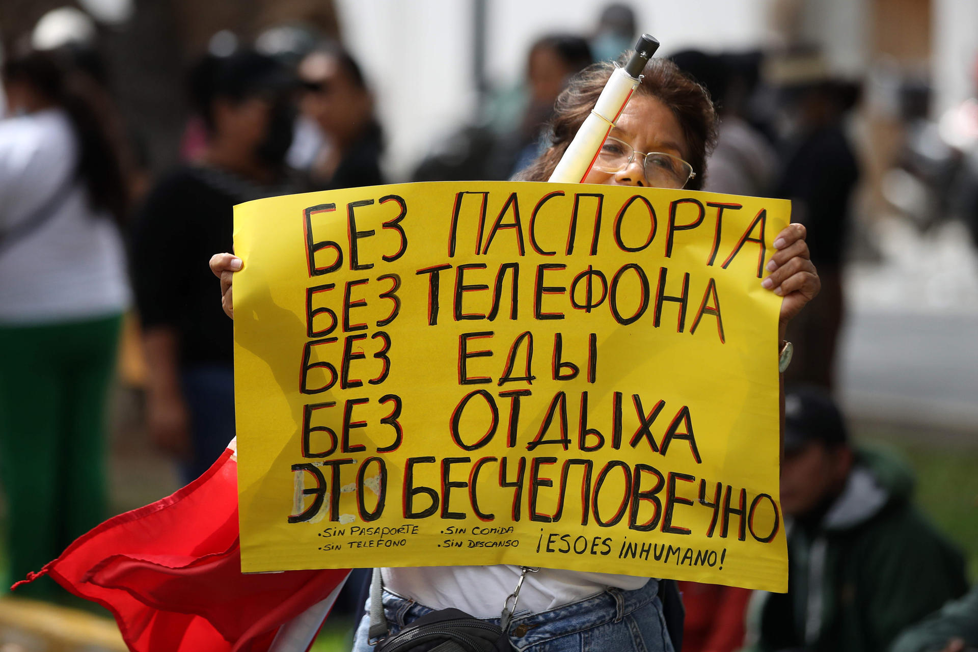 Una persona sostiene un cartel durante un plantón frente a la embajada de Rusia este martes, en Lima (Perú). Familiares de peruanos reclutados por Rusia para la guerra en Ucrania exigieron su repatriación y denunciaron que fueron llevados al frente de combate bajo falsos ofrecimientos. EFE/ Paolo Aguilar
