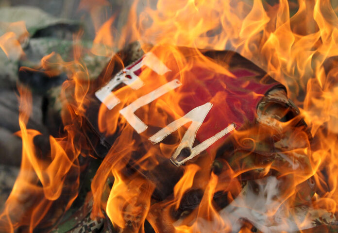 Fotografía de archivo del detalle de un uniforme de un guerrillero del ELN al ser incinerado por indígenas, en Corinto (Cauca, Colombia). EFE/Ernesto Guzmán
