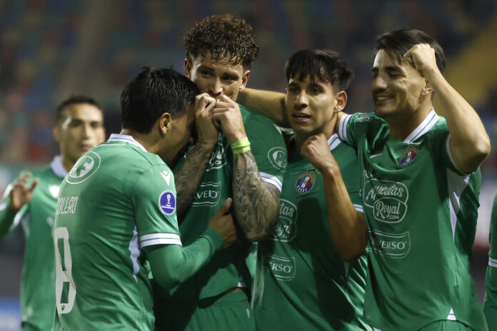 Jugadores del Audax Italiano celebran un gol este martes en un partido de la fase de grupos de la Copa Sudamericana ante Barracas Central en el estadio Bicentenario de La Florida, en Santiago. EFE/ Elvis González
