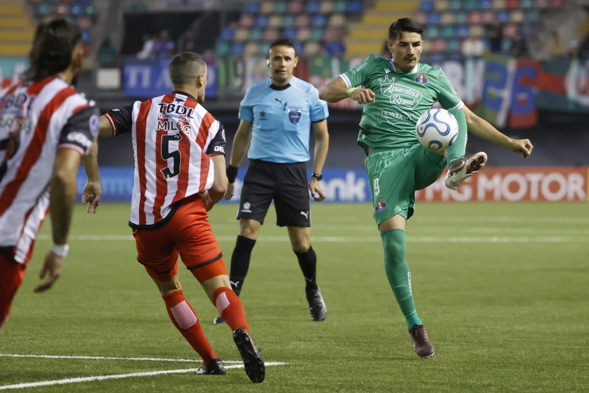 Diego Coelho (d), de Audax Italiano, disputa un balón con Dardo Miloc, de Barracas Central, este martes en un partido de la Copa Sudamericana jugado en el Estadio Bicentenario de La Florida, en Santiago. EFE/ Elvis González

