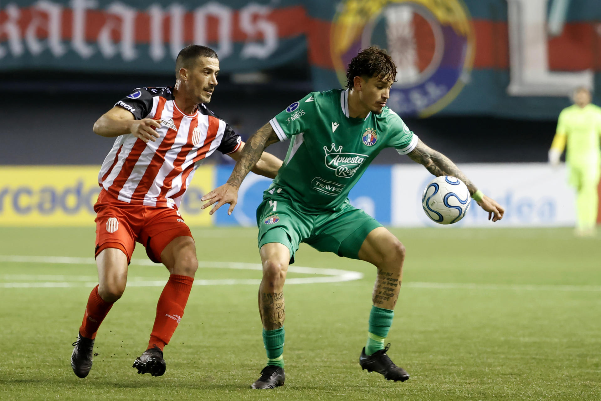 Daniel Piña (d), de Audax Italiano, disputa un balón con Dardo Miloc, de Barracas Central, este martes en un partido de la Copa Sudamericana jugado en el Estadio Bicentenario de La Florida, en Santiago. EFE/ Elvis González
