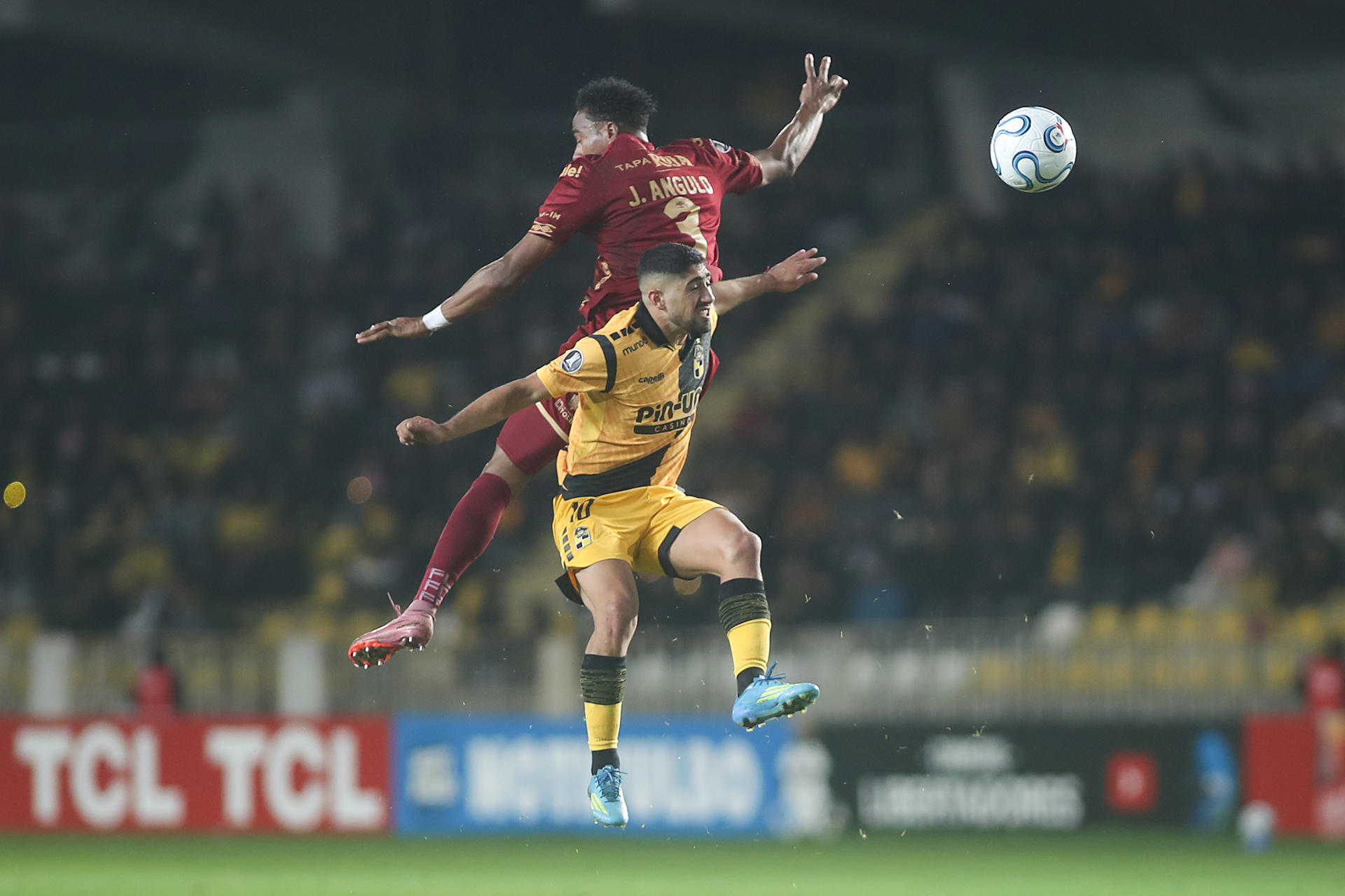 Guido Vadalá (abajo), de Coquimbo, disputa un balón con Jan Carlos Angulo, de Tolima, durante un partido de fase de grupos de la Copa Libertadores en Chile. EFE/Hernán Contreras

