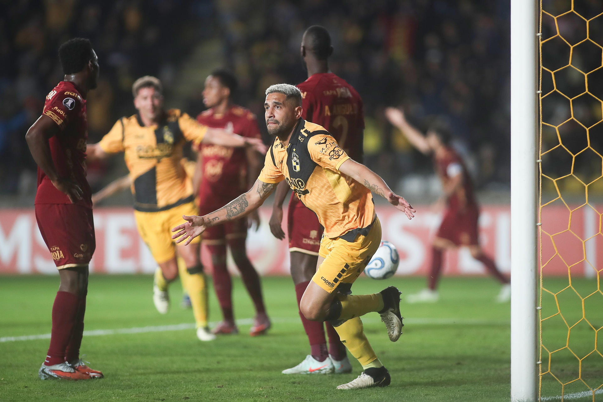 Manuel Fernández (c), de Coquimbo, anotó uno de los goles del Coquimbo ante el Tolima en la Copa Libertadores, en Coquimbo (Chile). EFE/Hernán Contreras
