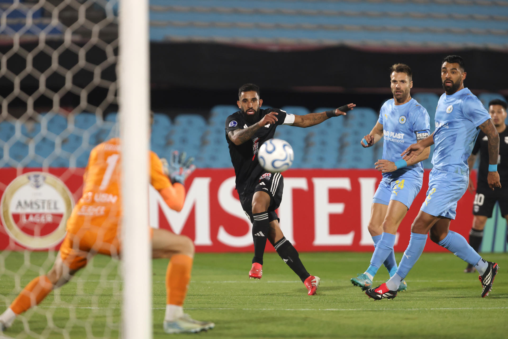 Jonathan Carlos Herrera (c), de Deportivo Riestra, patea el balón durante un partido de la fase de grupos de la Copa Sudamericana entre Montevideo City Torque y Deportivo Riestra en el estadio Centenario en Montevideo (Uruguay). EFE/Gastón Britos
