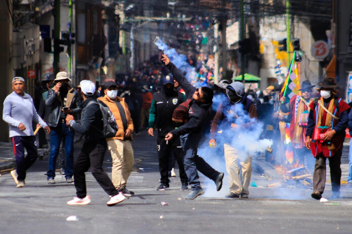 Fotografía del 18 de mayo de 2026 que muestra a manifestantes que se enfrentan con la Policía durante una protesta, en la que exigen la renuncia del presidente Rodrigo Paz en La Paz (Bolivia). EFE/ Gabriel Márquez
