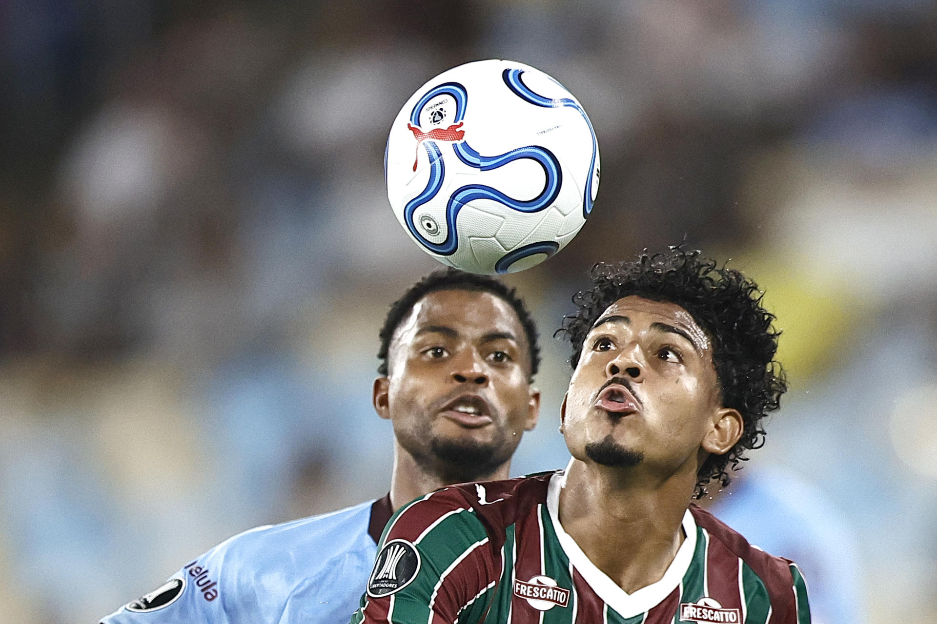 John Kennedy (d), de Fluminense, disputa el balón con Dorny Romero, de Bolívar, este martes durante un partido de la Copa Libertadores en el estadio Maracaná en Río de Janeiro (Brasil). EFE/ André Coelho
