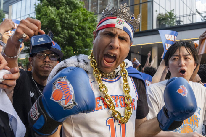 Aficionados de los Knicks animan en las afueras del Madison Square Garden, antes del juego ante los Cavaliers de los 'playoff' de la NBA en Nueva York. EFE/Ángel Colmenares
