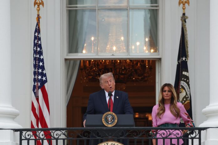 El presidente de Estados Unidos, Donald Trump (c), fue captado este 19 de mayo, junto a su esposa y Primera Dama de EE.UU., Melania Trump, durante un evento en la Casa Blanca, en Washington DC (EE.UU.). EFE/Samuel Corum/Pool
