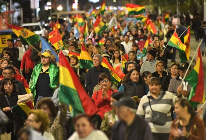 Personas participan en una marcha este martes, en Cochabamba (Bolivia). EFE/ Jorge Abrego
