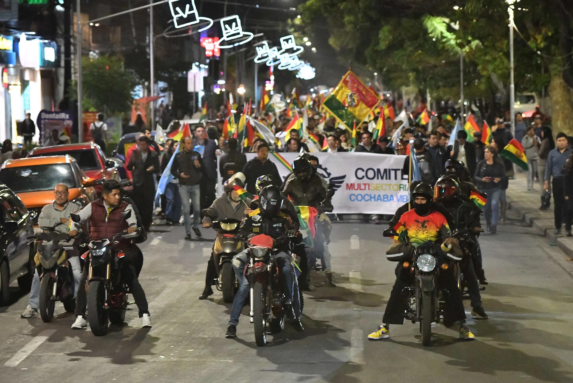 Personas participan en una marcha este martes, en Cochabamba (Bolivia). EFE/ Jorge Abrego
