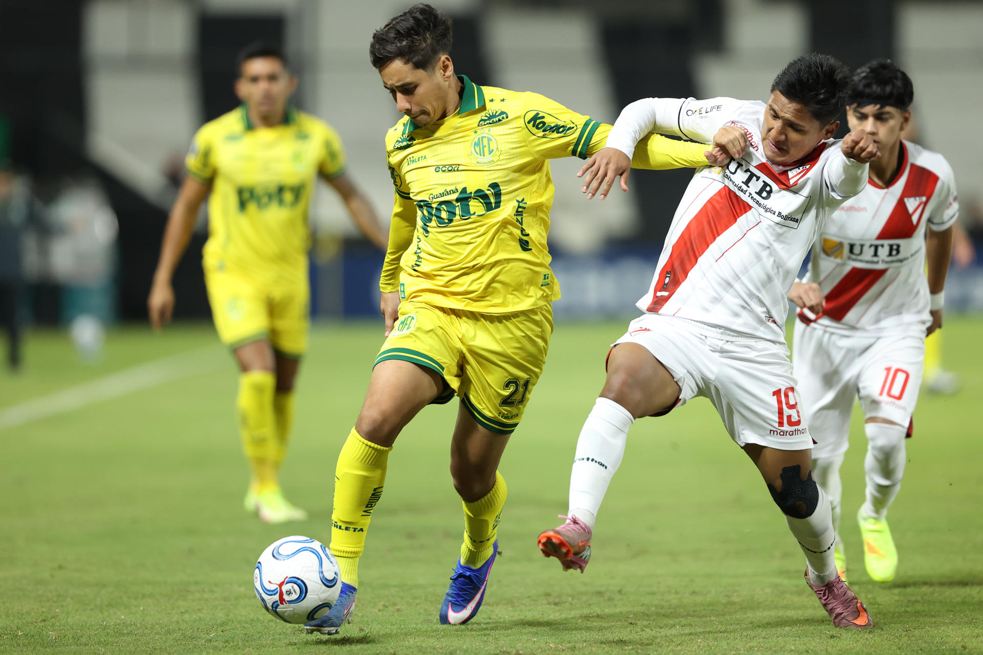 Darío Torrico (d), de Always Ready, marca a José Aldo, de Mirassol, en un partido de la fase de grupos de la Copa Libertadores en el estadio La Huerta en Asunción (Paraguay). EFE/Juan Pablo Pino
