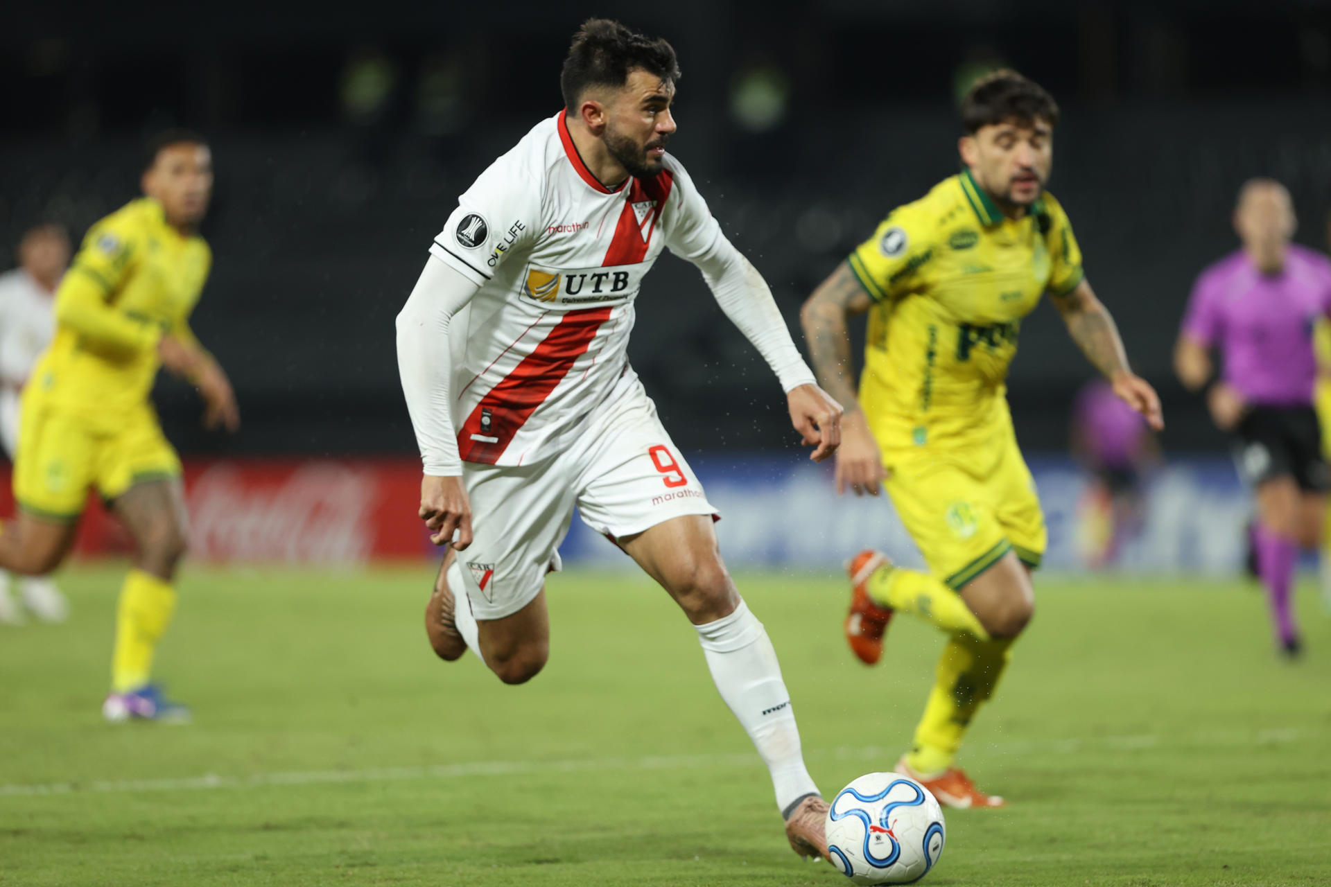 Enrique Triverio, de Always Ready, controla un balón en un partido de la fase de grupos de la Copa Libertadores ante Mirassol en el estadio La Huerta en Asunción (Paraguay). EFE/Juan Pablo Pino
