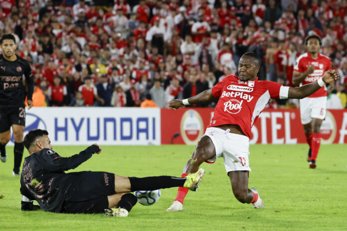 Hugo Rodallega (d), de Santa Fe, disputa el balón con Ignacio Vázquez, de Platense, en un partido de la Copa Libertadores entre Santa Fe y Platense en el estadio El Campín en Bogotá (Colombia). EFE/ Mauricio Dueñas
