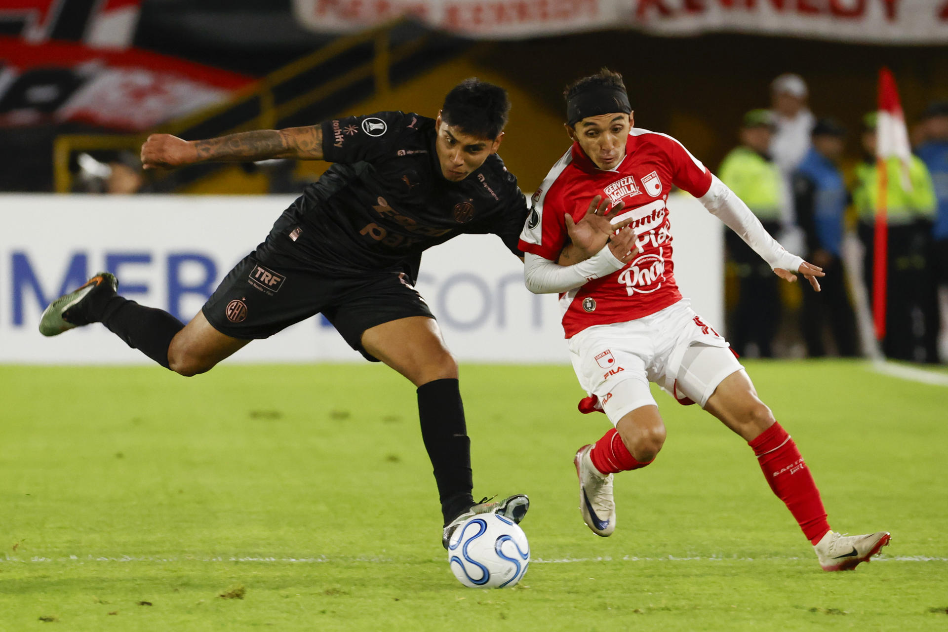 Omar Fernández Frasica (d), de Santa Fe, disputa el balón con Omar Fernández, de Platense, en un partido de la Copa Libertadores entre Santa Fe y Platense en el estadio El Campín en Bogotá (Colombia). EFE/ Mauricio Dueñas
