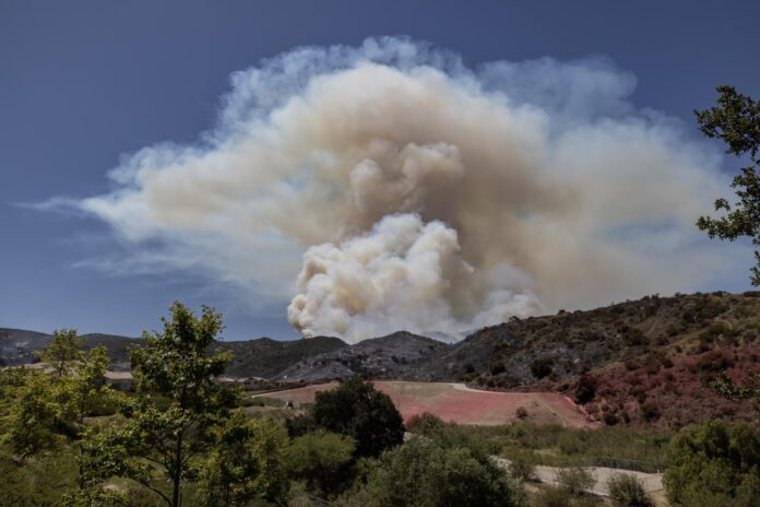 Una nube de humo gigante se forma en las colinas del incendio Sandy en Simi Valley, California, EE.UU., el 19 de mayo de 2026. El incendio Sandy ha consumido 1.400 acres con cero contención a las 4:30 am del 19 de mayo de 2026. EFE/TED SOQUI
