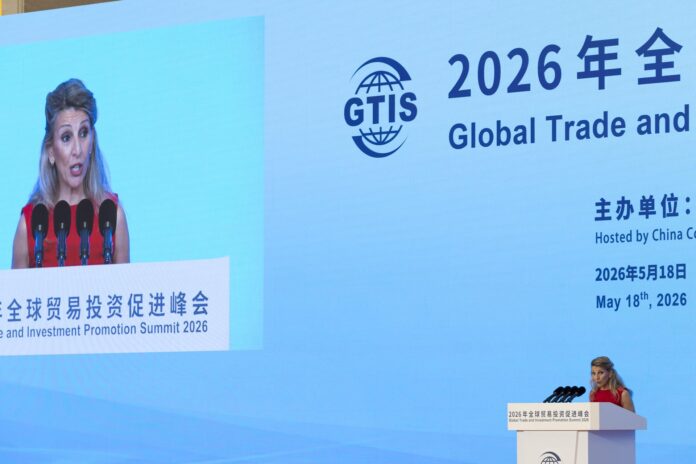 La vicepresidenta segunda del Gobierno español y ministra de Trabajo, Yolanda Díaz, durante un acto el martes en su visita a China.
EFE/EPA/ANDRES MARTINEZ CASARES / POOL
