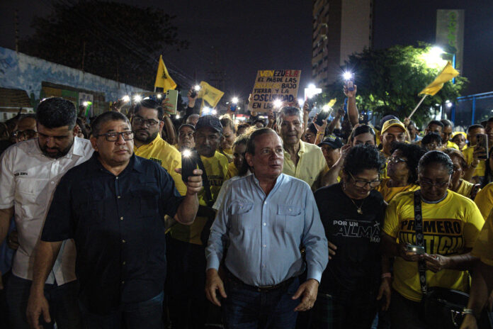 El exdiputado Juan Pablo Guanipa (c) participa en un protesta por la falla en los servicios públicos este martes, en Maracaibo (Venezuela). EFE/ Henry Chirinos
