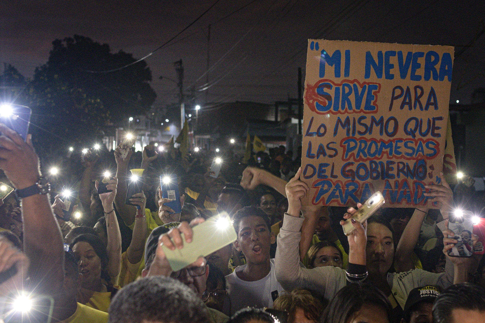 Simpatizantes del partido Primero Justicia protestan por la falla en los servicios públicos este martes, en Maracaibo (Venezuela). EFE/ Henry Chirinos
