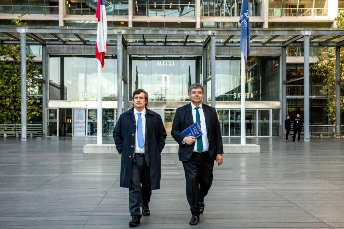 El director de Greenpeace Chile, Matias Asun (i), camina junto al abogado penalista que representa a la ONG Greenpeace, Mauricio Daza, a la salida del juzgado tras presentar una querella criminal contra quienes puedan resultar responsables de cohecho agravado y revelación de secretos durante la tramitación del controvertido proyecto minero portuario Dominga este martes, en Santiago (Chile). EFE/ Greenpeace /SOLO USO EDITORIAL/NO VENTAS/SOLO DISPONIBLE PARA ILUSTRAR LA NOTICIA QUE ACOMPAÑA (CRÉDITO OBLIGATORIO)
