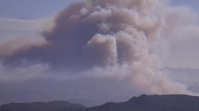 Captura de video de Alert California de la Universidad de California San Diego que muestra humo provocado por el incendio Sandy este lunesn en el condado de Ventura, California (EE.UU.). EFE/ Alert California /SOLO USO EDITORIAL/NO VENTAS/SOLO DISPONIBLE PARA ILUSTRAR LA NOTICIA QUE ACOMPAÑA (CRÉDITO OBLIGATORIO)
