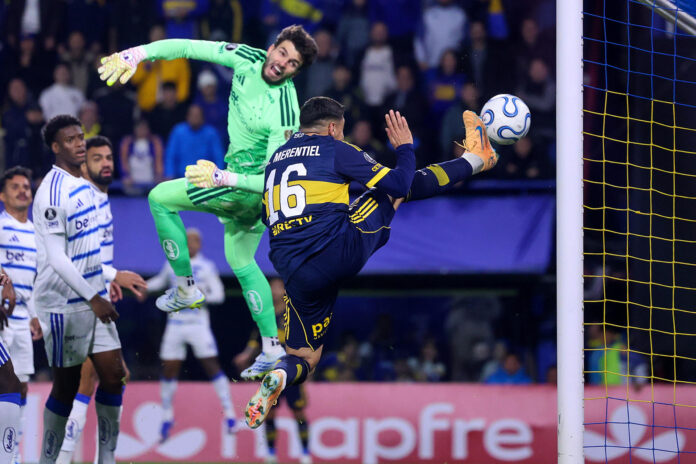 Miguel Merentiel (d), de Boca, anotó el gol ante Cruzeiro en juego de la Copa Libertadores en La Bombonera. EFE/Juan Ignacio Roncoroni
