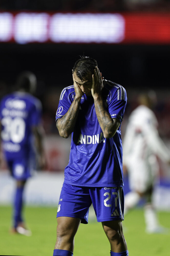 Rodrigo Contreras, de Millonarios, reacciona este martes tras fallar un penalti durante un partido de la Copa Sudamericana ante Sao Paulo en el estadio Morumbí. EFE/ Isaac Fontana
