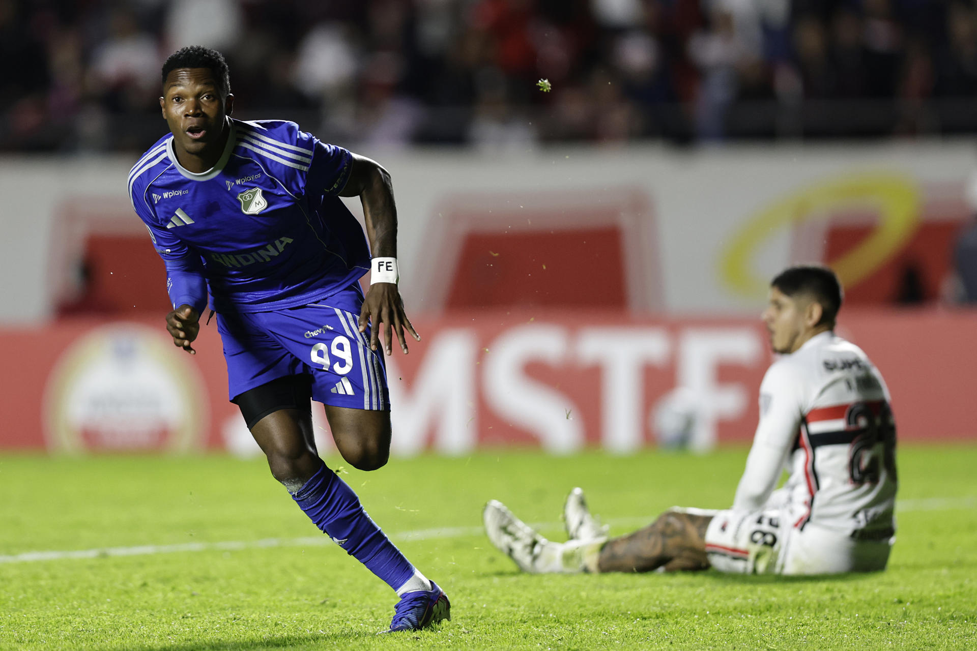 Jorge Hurtado (i), de Millonarios, celebra el gol del empate durante un partido de la Copa Sudamericana ante Sao Paulo en el estadio Morumbí. EFE/ Isaac Fontana
