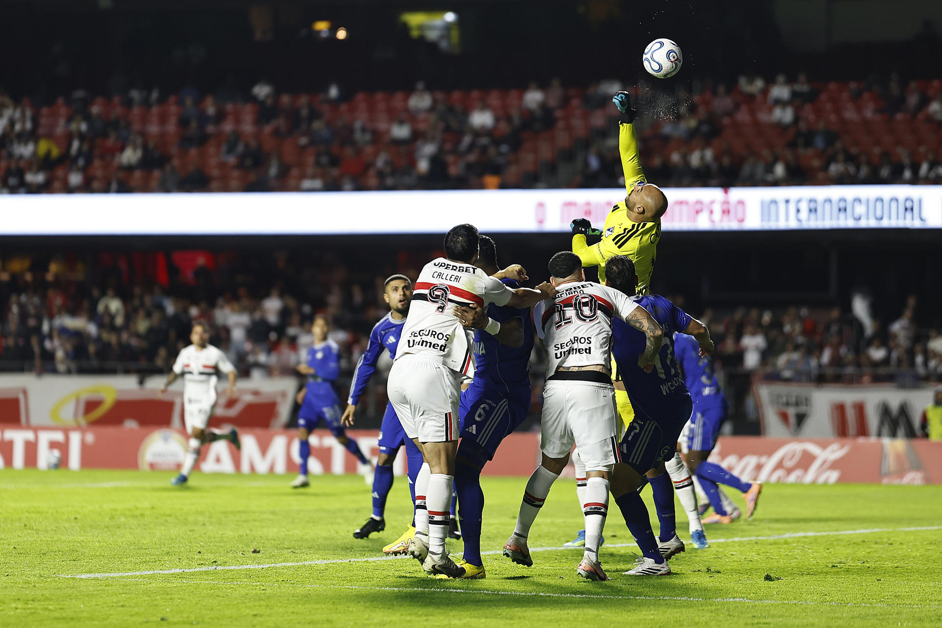 Diego Novoa, portero de Millonarios, puñetea las pelota este martes durante un partido de la Copa Sudamericana ante Sao Paulo en el estadio Morumbí. EFE/ Isaac Fontana
