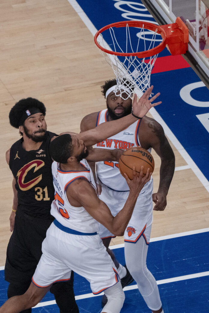 Mikal Bridges (c), de los Knicks de Nueva York lanza el balón este martes en un partido de la NBA ante Cleveland Cavaliers. EFE/ Ángel Colmenares

