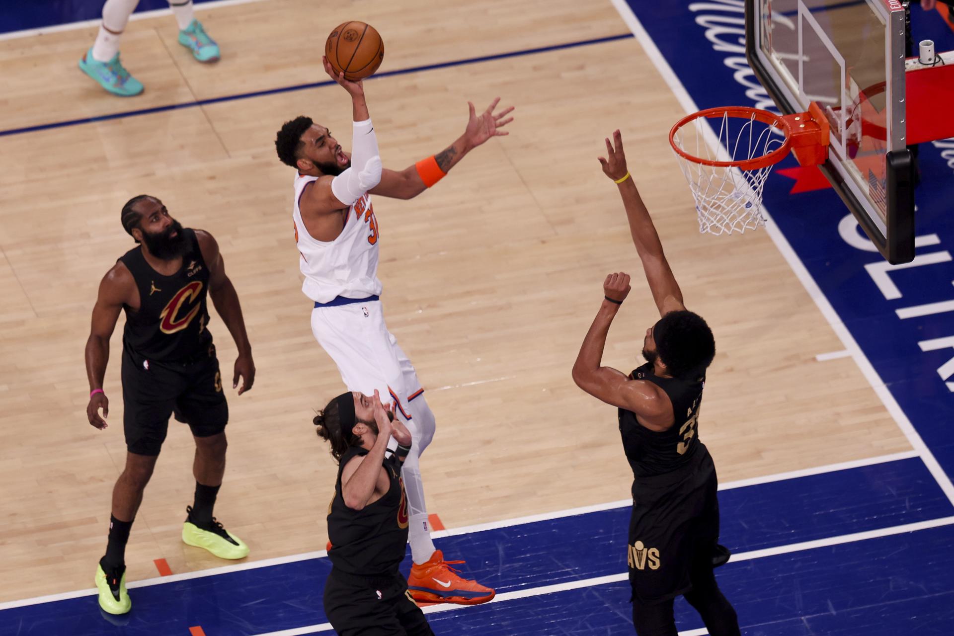 El alero pívot de los New York Knicks Karl-Anthony Towns (C, arr.) en acción durante el partido 1 de la final de la Conferencia Este de la NBA frente a los Cleveland Cavaliers. EFE/EPA/SARAH YENESEL
