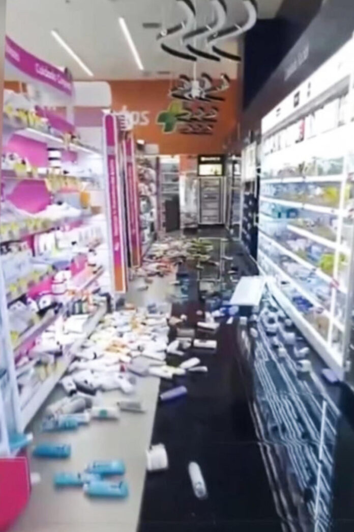 Captura de video tomada a través de rastreo de redes que muestra productos de un supermercado en el suelo tras un sismo de magnitud 6,1 que se sintió este martes, en la región de Ica, en el sur de Perú, dejando al menos 28 personas heridas y daños en infraestructura, informaron fuentes oficiales. EFE/ Rastreo de redes /
