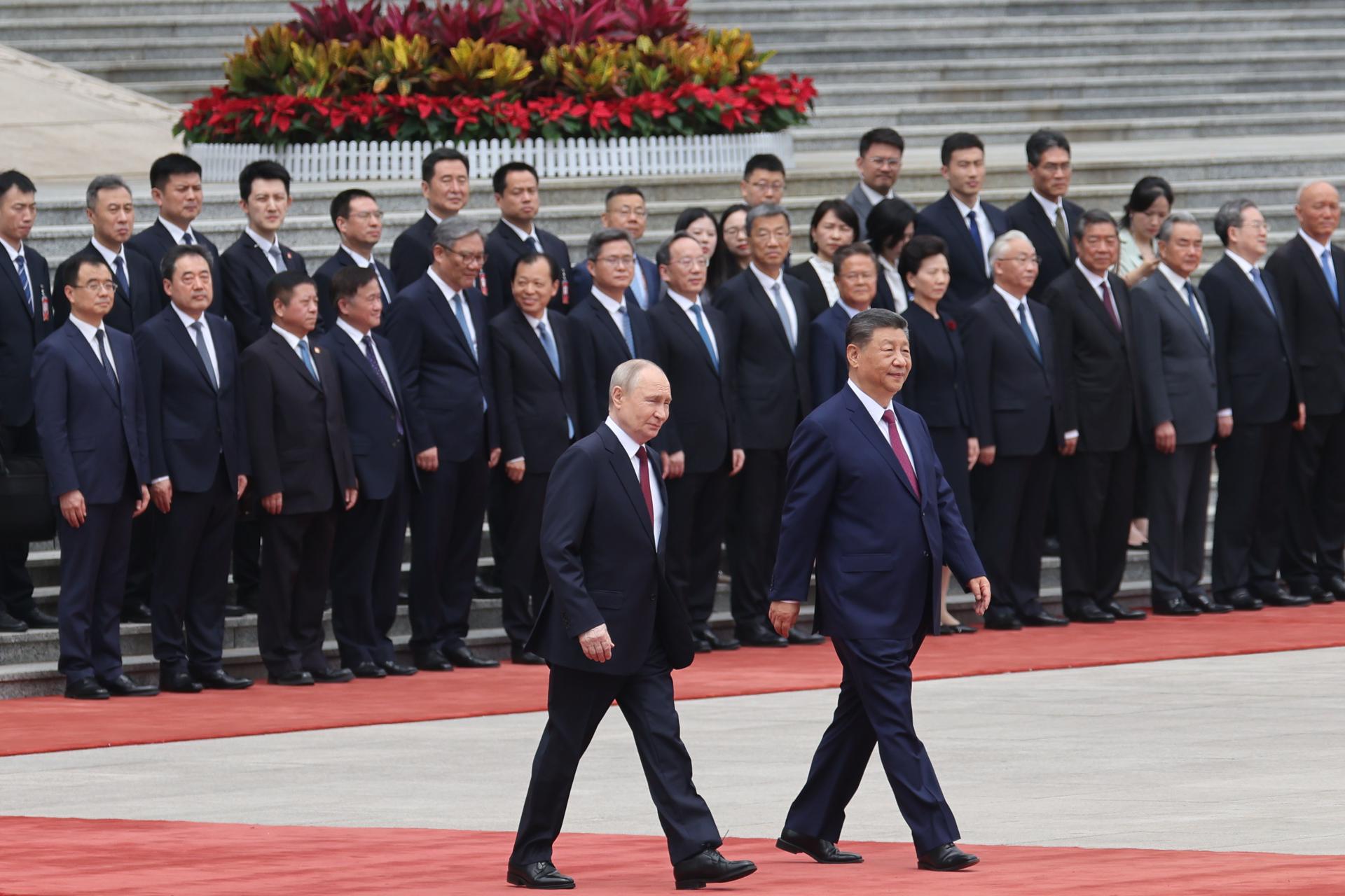 El presidente ruso, Vladimir Putin (i), y su homólogo chino, Xi Jinping (d), durante la visita del líder de Moscú a Pekín.
EFE/EPA/Maxim Shemetov / POOL
