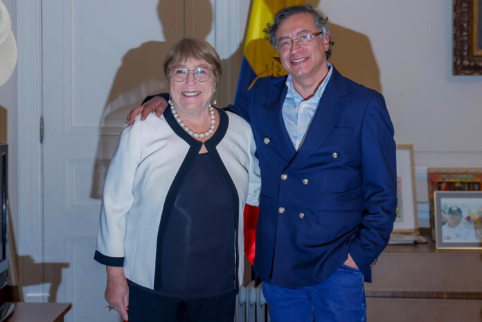 Fotografía cedida por la Presidencia de Colombia del mandatario Gustavo Petro (d) junto a la expresidenta de Chile Michelle Bachelet posando este martes, en la Casa de Nariño en Bogotá (Colombia). Petro anunció su apoyo a Bachelet en su aspiración para convertirse en la primera secretaria general de la Organización de las Naciones Unidas (ONU). EFE/ Presidencia de Colombia
