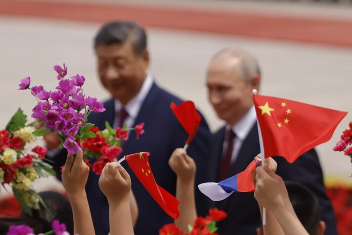 El presidente ruso, Vladimir Putin (d), y su homólogo chino, Xi Jinping (i), durante la visita del líder de Moscú en Pekín.
EFE/EPA/Maxim Shemetov / POOL
