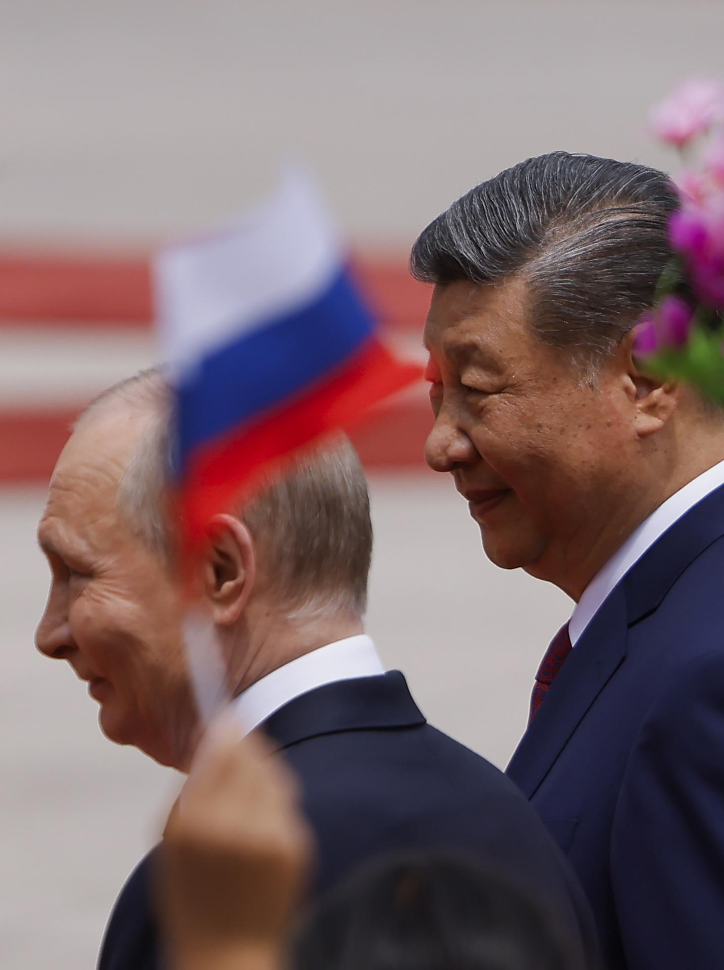 El presidente ruso, Vladimir Putin (i), y su homólogo chino, Xi Jinping (d), durante la visita del líder de Moscú en Pekín.
EFE/EPA/Maxim Shemetov / POOL
