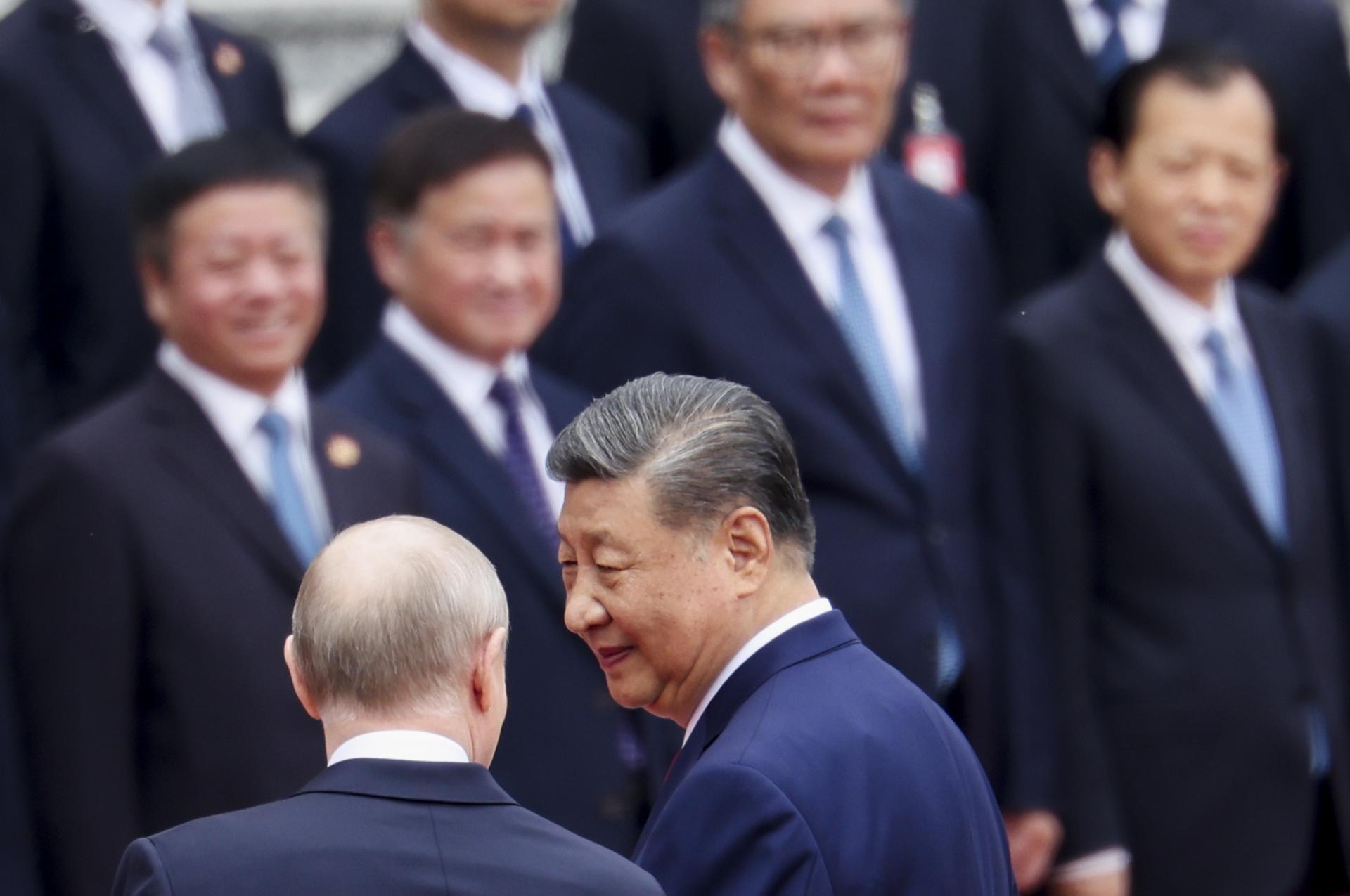 El presidente ruso, Vladimir Putin (i), y su homólogo chino, Xi Jinping (d), durante la visita del líder de Moscú en Pekín.
 EFE/EPA/Maxim Shemetov / POOL
