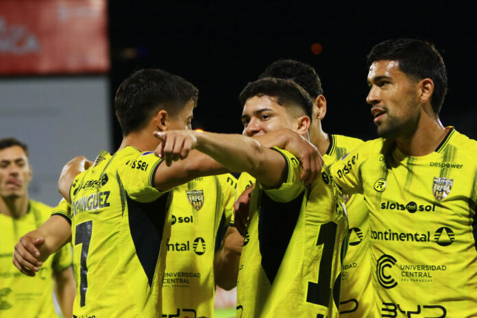 Jugadores de Recoleta celebran un gol este martes, en un partido de la fase de grupos de la Copa Sudamericana ante Deportivo Cuenca en el estadio Alejandro Serrano Aguilar en Cuenca (Ecuador). EFE/Robert Puglla
