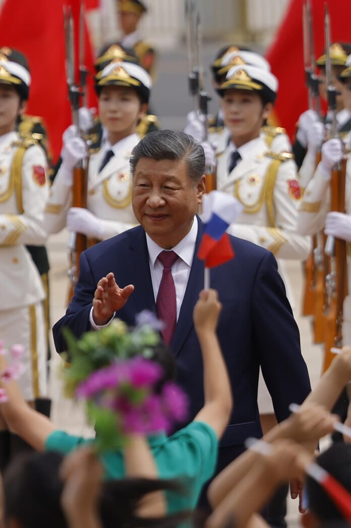 El presidente de China, Xi Jinping, durante la recepción en Pekín por la visita del presidente ruso, Vladimir Putin.
EFE/EPA/Maxim Shemetov / POOL

