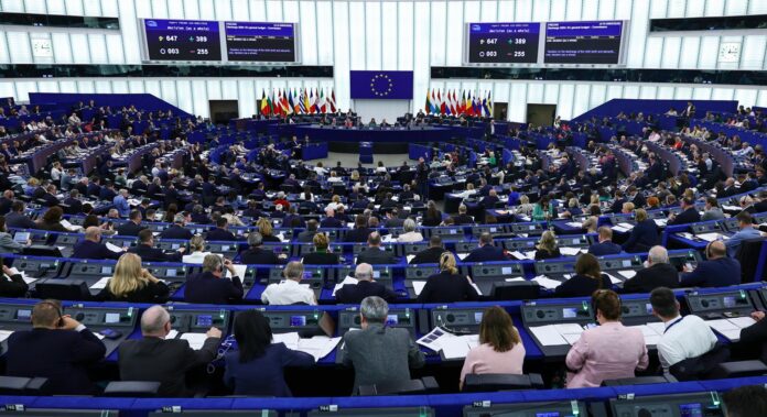 Imagen de archivo de los miembros del Parlamento votando durante una sesión plenaria en la sede de Estrasburgo, Francia, el 29 de abril de 2026. EFE/EPA/RONALD WITTEK
