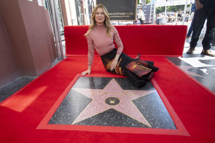 Imagen de archivo de la actriz Ellen Pompeo junto a su estrella en el Paseo de la Fama en Hollywood.  EFE/EPA/Jill Connelly
