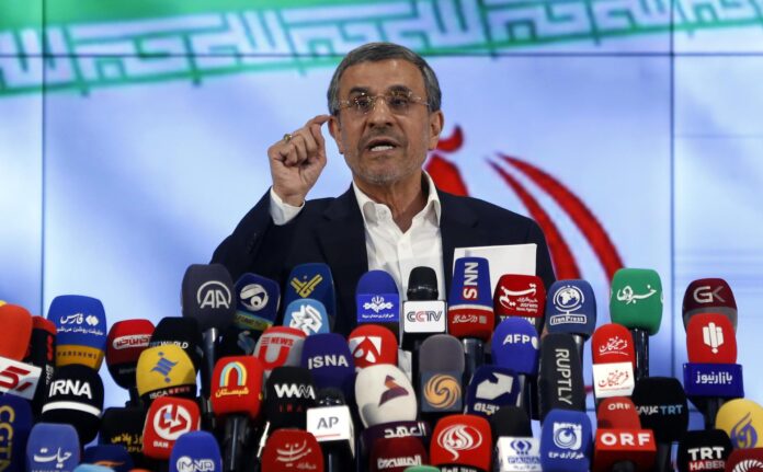 El expresidente iraní Mahmoud Ahmadinejad, durante una rueda de prensa en Teherán, Irán, el 2 de junio de 2024. EFE/EPA/ABEDIN TAHERKENAREH
