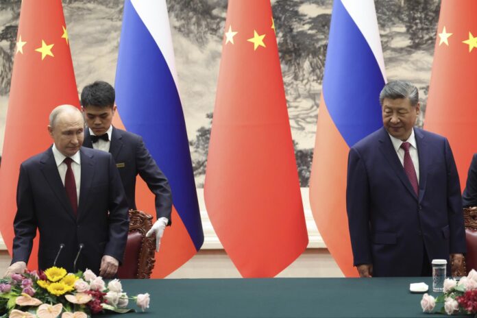 El presidente de Rusia, Vladimir Putin (i), y su homólogo chino, Xi Jinping (d), durante la visita a Pekín del líder de Moscú.
 EFE/EPA/Maxim Shemetov / POOL
