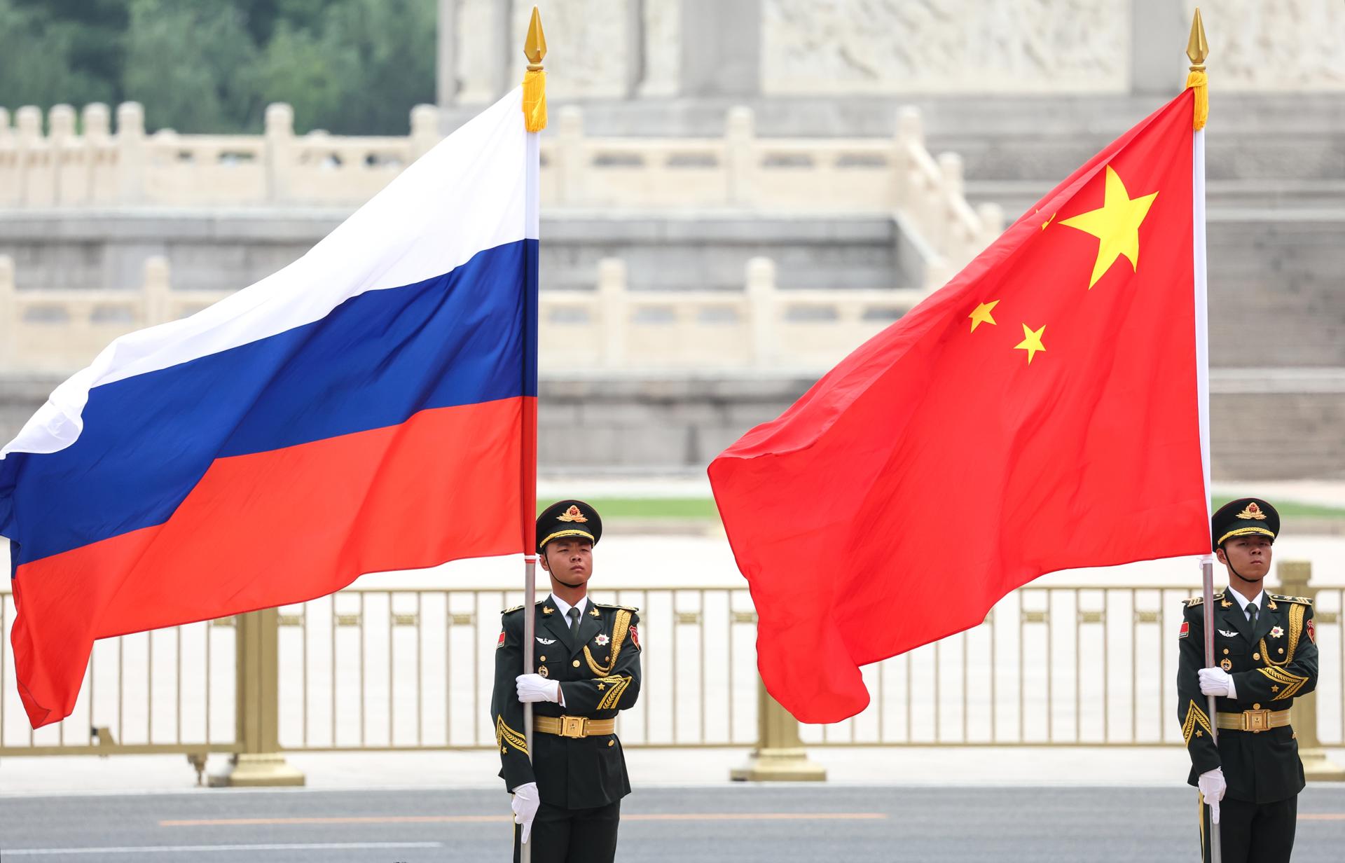 Las banderas de Rusia y China durante la visita a Pekín del presidente ruso Vladimir Putin.
EFE/EPA/ALEXANDER KAZAKOV/KREMLIN / POOL MANDATORY CREDIT
