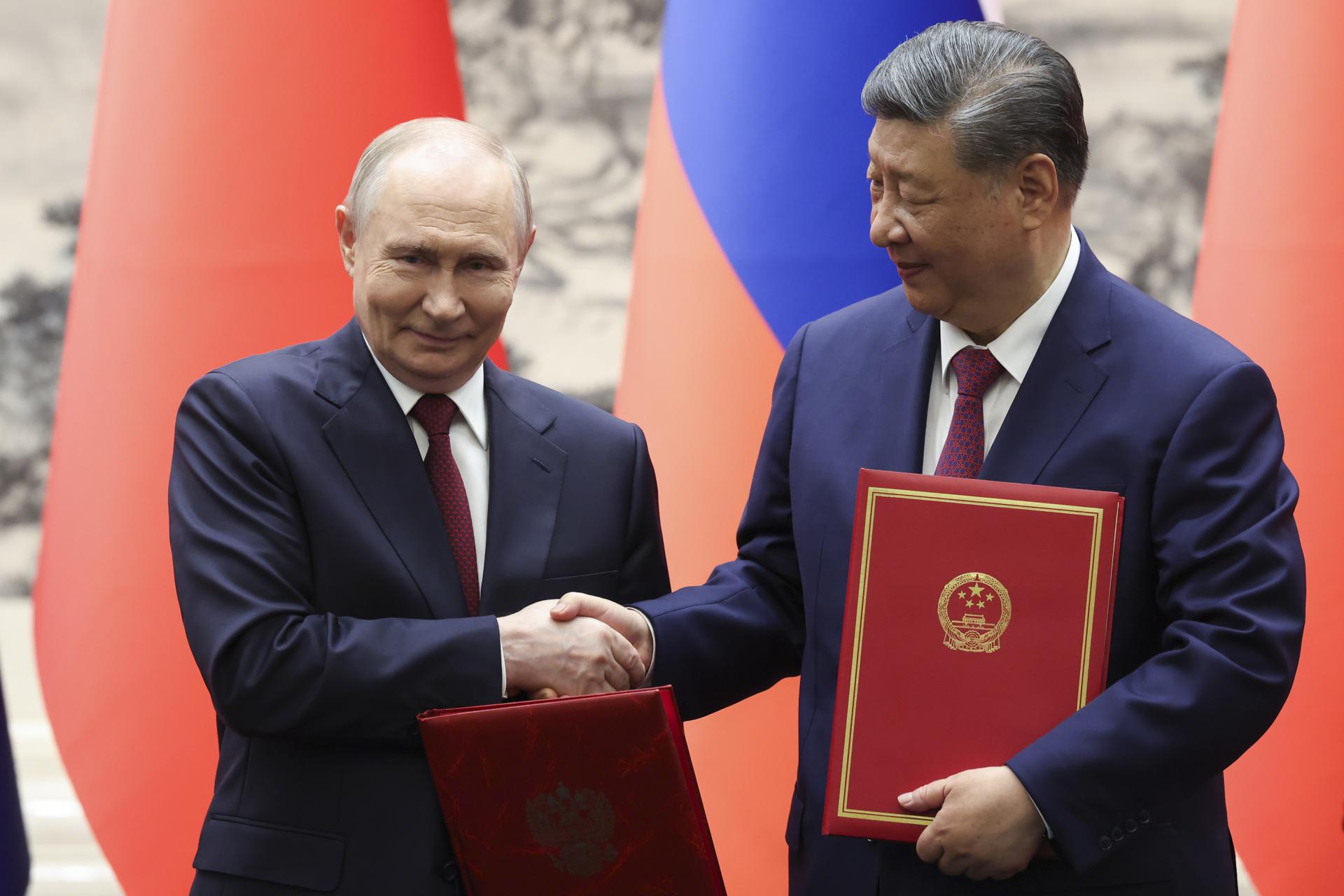 El presidente de Rusia, Vladimir Putin (i), y su homólogo chino, Xi Jinping (d), durante la visita a Pekín del líder de Moscú.
EFE/EPA/Maxim Shemetov / POOL
