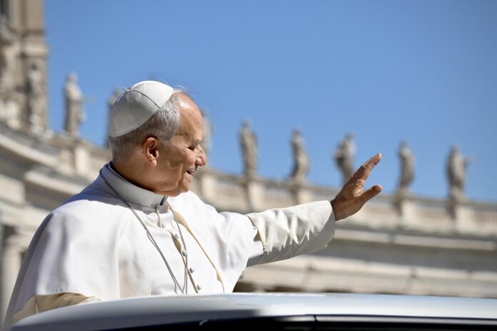 El papa León XIV llega para dirigir la audiencia general semanal en la plaza de San Pedro, en la Ciudad del Vaticano, este miércoles 20 de mayo de 2026. EFE/EPA/ALESSANDRO DI MEO
