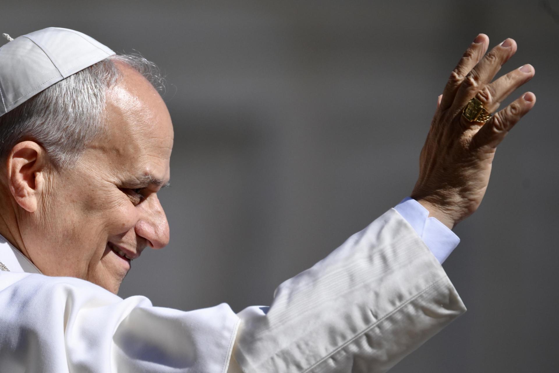 El papa León XIV llega para dirigir la audiencia general semanal en la plaza de San Pedro, en la Ciudad del Vaticano, este miércoles 20 de mayo de 2026. EFE/EPA/ALESSANDRO DI MEO

