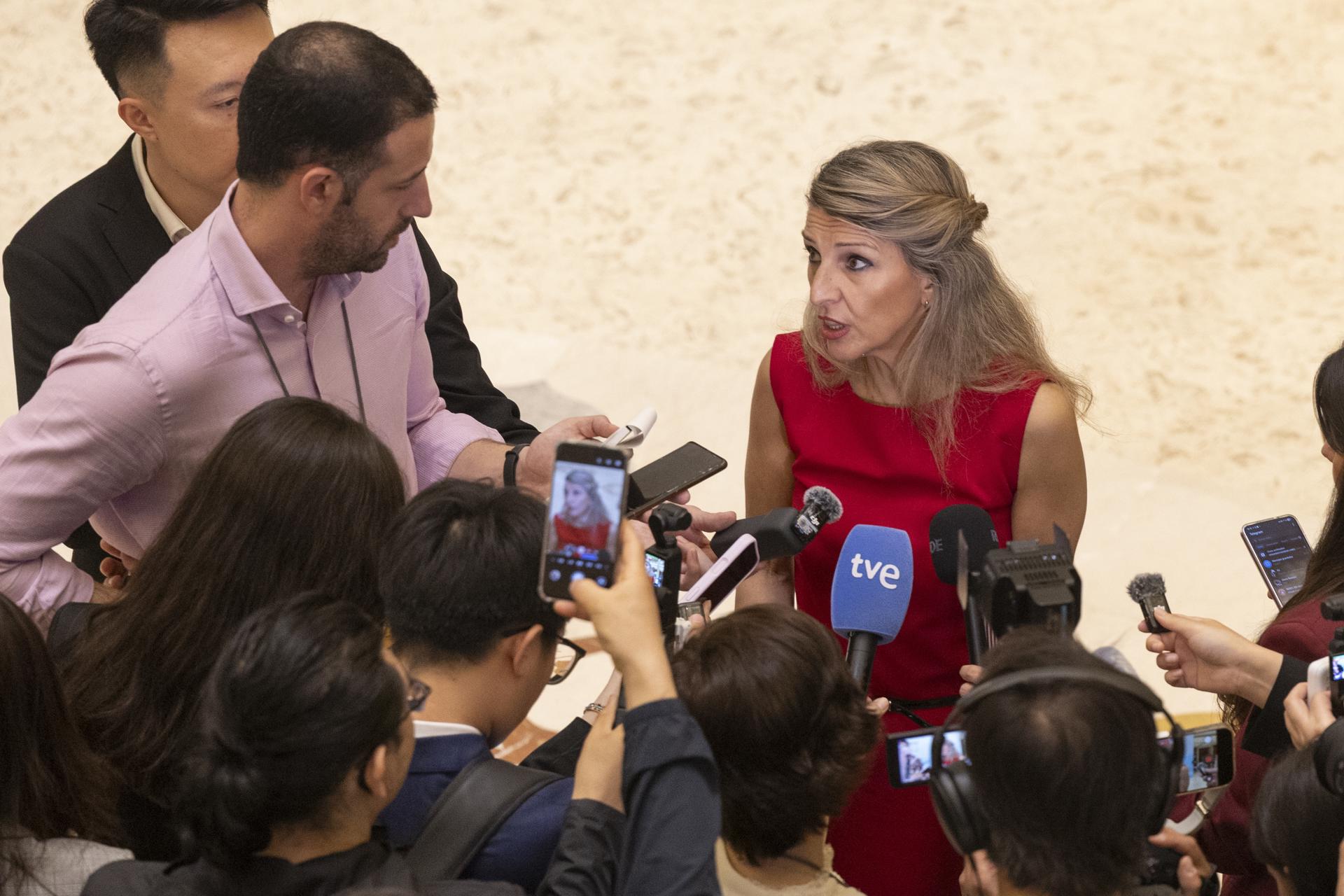 La vicepresidenta segunda del Gobierno español, Yolanda Díaz, atiende a los medios durante su visita a China.
EFE/EPA/ANDRES MARTINEZ CASARES / POOL
