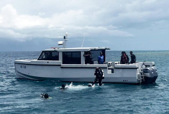 Un barco parte del operativo internacional para recuperar los dos últimos cadáveres de los buzos italianos fallecidos en Maldivas.
EFE/EPA/Maldives President's Media Division Handout HANDOUT HANDOU, EDITORIAL USE ONLY, NO SALESHANDOUT EDITORIAL USE ONLY/NO SALES
