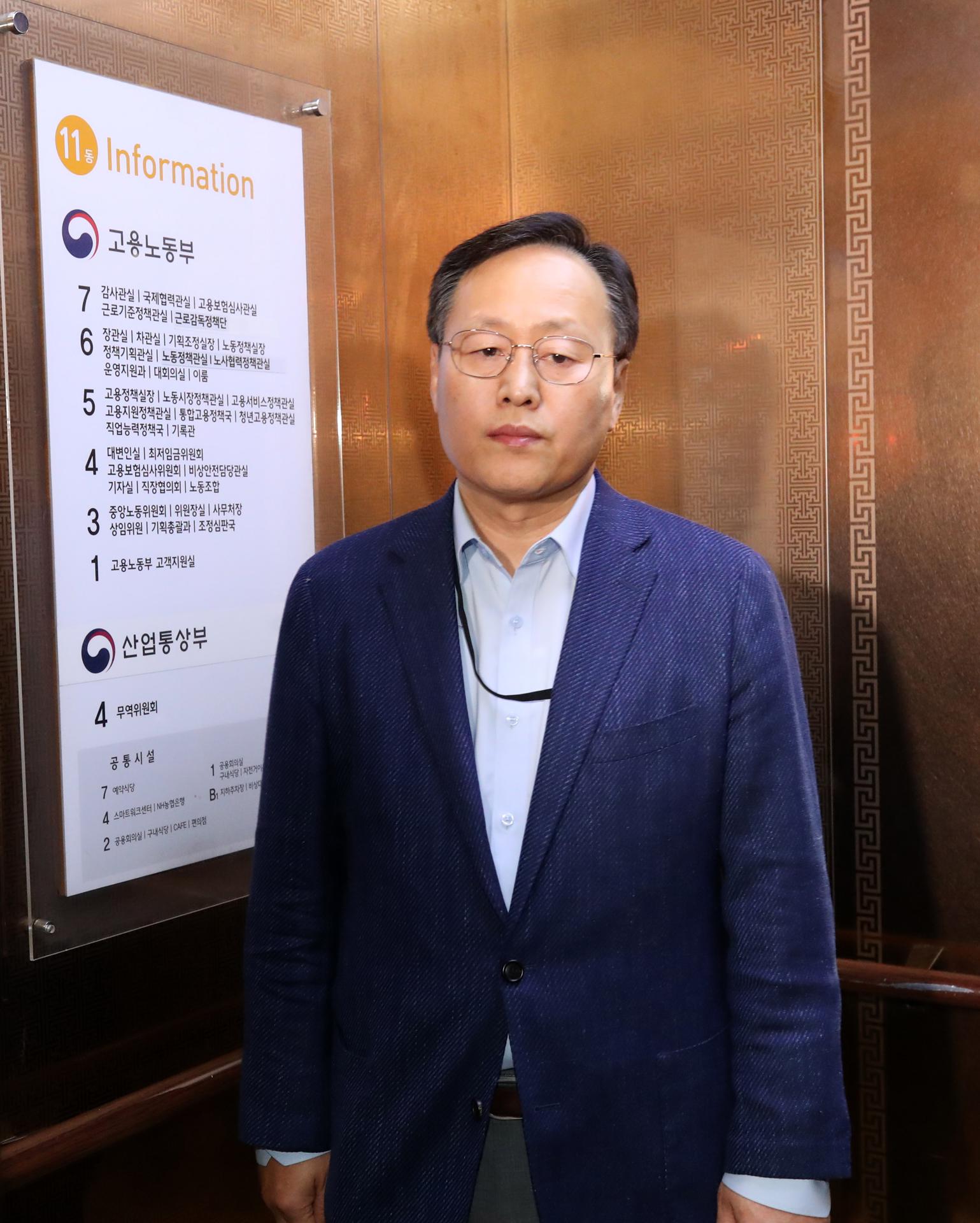 Yeo Myeong-gu, director de recursos humanos de la división de soluciones de dispositivos de Samsung Electronics, a la salida de la reunión de mediación con el mayor sindicato de la compañía para alcanzar un acuerdo que evitara la huelga.
EFE/EPA/YONHAP SOUTH KOREA OUT
