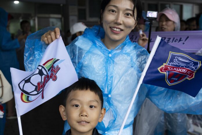 Aficionados del equipo de fútbol femenino norcoreano Naegohyang antes del partido en el que este miércoles se miden con el Suwon FC surcoreano en la semifinal de la Liga de Campeones Femenina de la Confederación Asiática de Fútbol.
EFE/EPA/JEON HEON-KYUN
